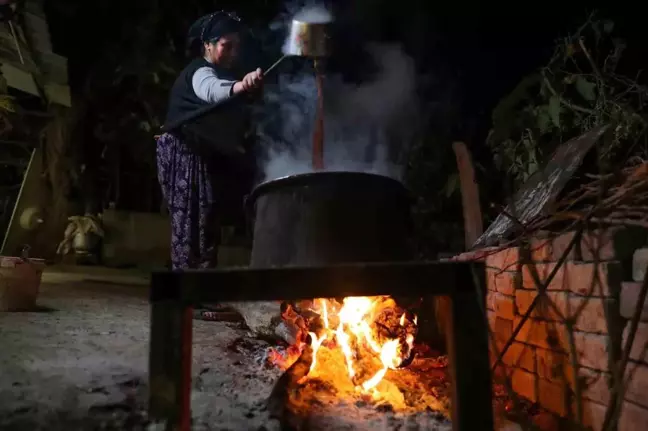 İzmir'de Geleneksel Nar Ekşisi Üretimi Başladı