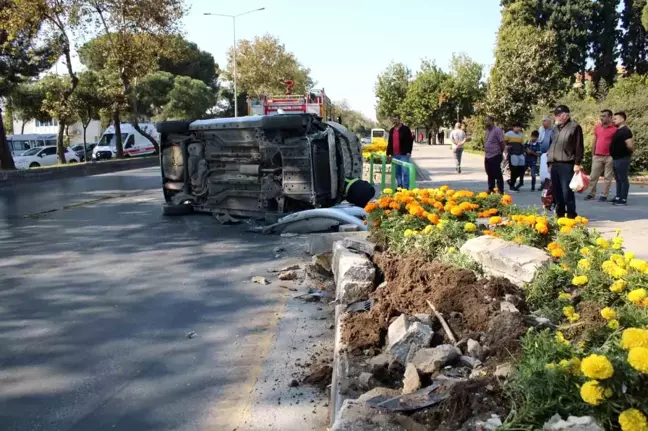 Aydın'da Kontrolden Çıkan Araç Kaldırıma Çarparak Yan Yattı