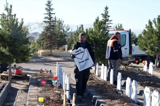 Sivas'ta Kimsesiz Bebeğin Mezarına Anlamlı Taş Dikildi