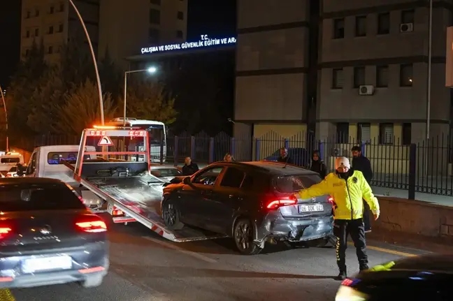 Pursaklar'da Zincirleme Trafik Kazası: 2 Yaralı