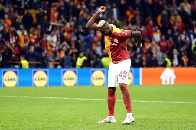 Victor Osimhen, Galatasaray Taraftarlarıyla 3'lü Çekti