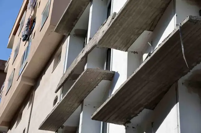 İzmir'de İnşaatta Balkon Çökmesi: 39 Yaşındaki İşçi Hayatını Kaybetti