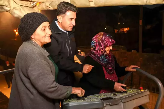 Bilecik'te İlk Asfaltı Teyzeler Dökerek Tarih Yazdı