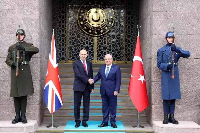 Birleşik Krallık Savunma Bakanı Healey TUSAŞ tesislerini ziyaret etti