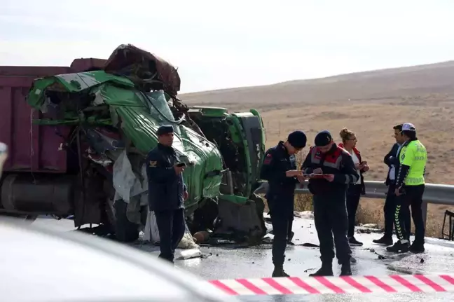 Konya'da Kamyon Kazasında 2 Sürücü Hayatını Kaybetti