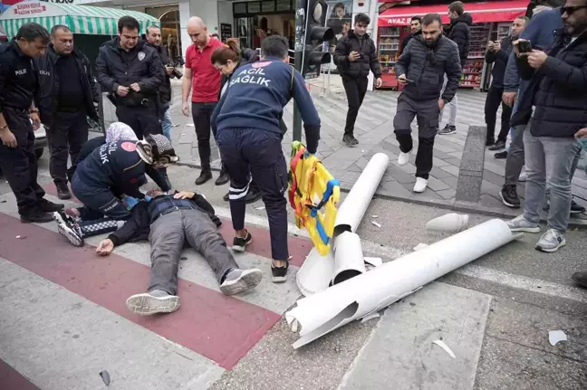 Bursa'da Şiddetli Lodos Bina Çatısından Kopan Gider Borusu Adamın Kafasına Düştü