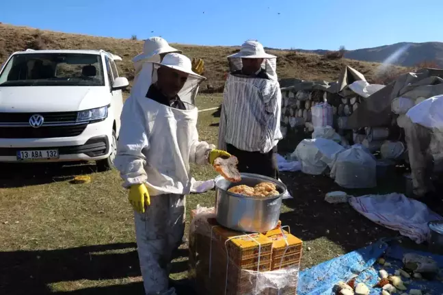 Hizan'da Doğal Karakovan Balı Hasadı Devam Ediyor