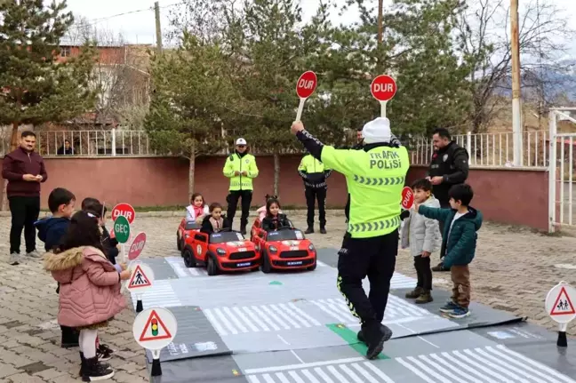 Oltu'da Öğrencilere Eğlenceli Trafik Güvenliği Eğitimi