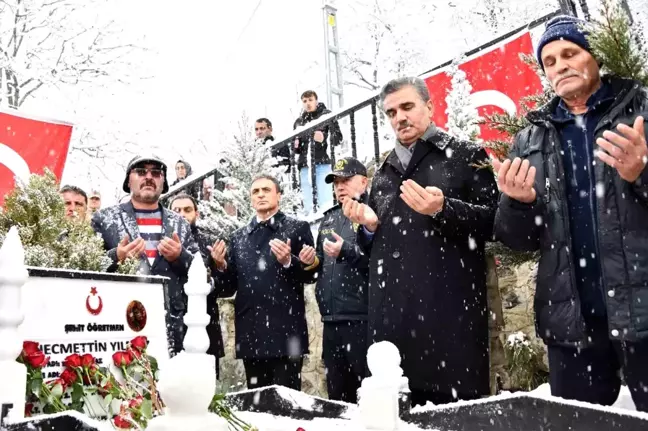 Şehit Öğretmen Necmettin Yılmaz Öğretmenler Günü'nde kabri başında anıldı