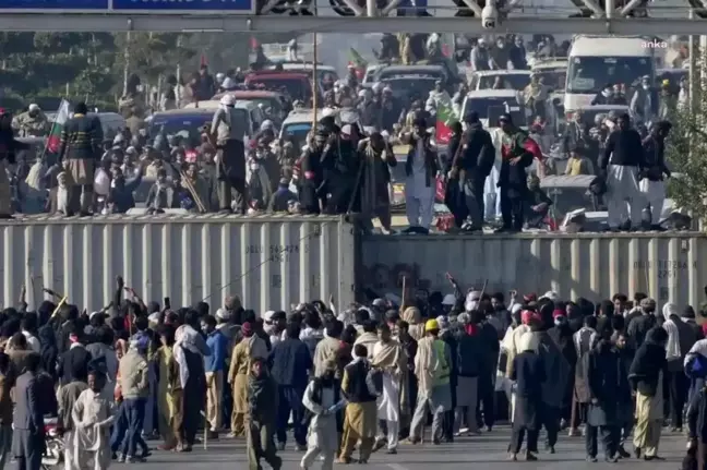 Pakistan'da İmran Han İçin Protestolar: 6 Güvenlik Görevlisi Hayatını Kaybetti