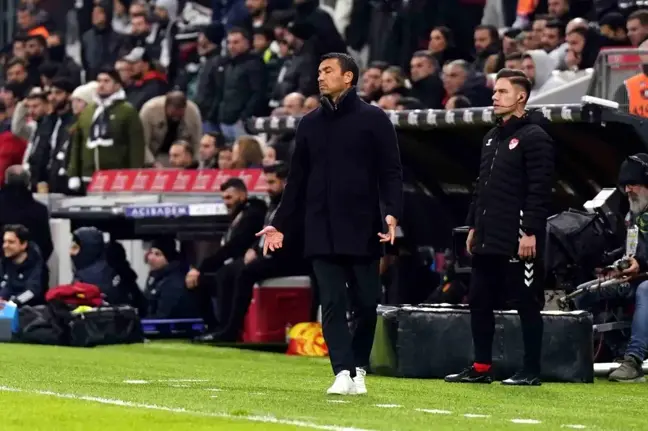 Beşiktaş'ta Genç Yerli Oyuncular Az Süre Aldı, Tekni·k Direktör Van Bronckhorst'un Tercihleri Eleştiriliyor