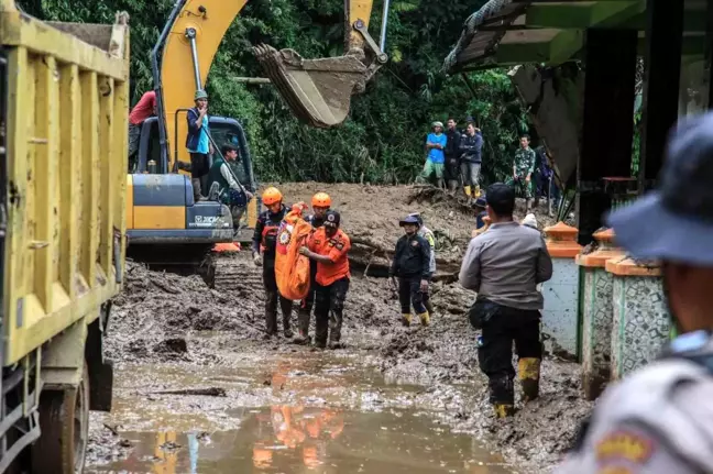 Endonezya'nın Sumatra Adası'nda Sel ve Heyelan Felaketi: 27 Ölü