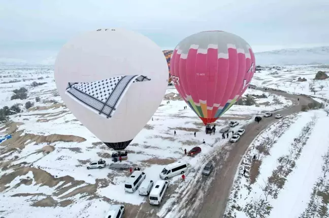 Kapadokya'da Kefiye Desenli Balonlarla Gazze'ye Barış Mesajı