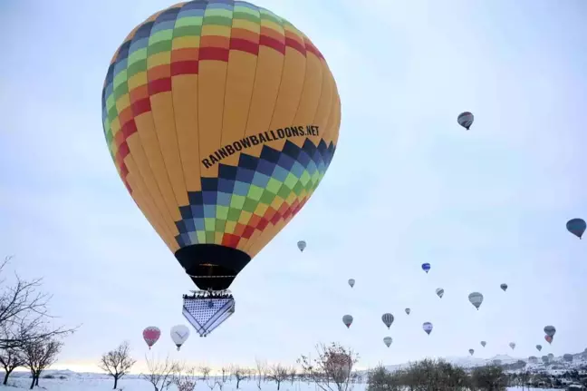 Kapadokya'da Barış İçin Kefiye Desenli Sıcak Hava Balonları Uçuruldu