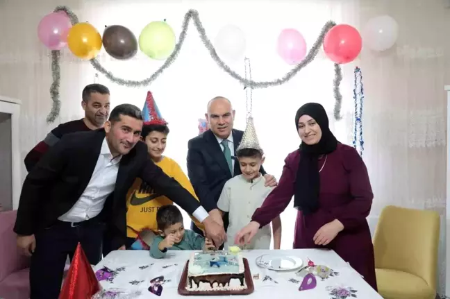 Ağrı Valisi'nden Kalp Rahatsızlığı Olan Çocuğa Doğum Günü Sürprizi