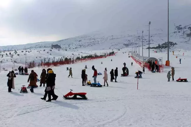 Sivas'ta Yıldız Dağı Kayak Merkezi Hafta Sonu Kayak Severlerle Doldun