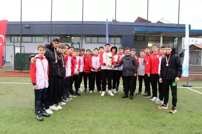 Düzce'de Okul Sporları Futbol Müsabakalarında Şampiyon Düzce Spor Lisesi