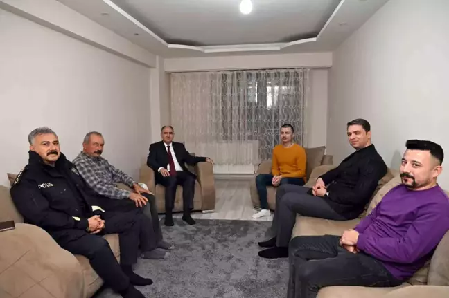 Manisa Valisi, Gazze için Suriye'de Tutuklanan Genç Aileyi Ziyaret Etti