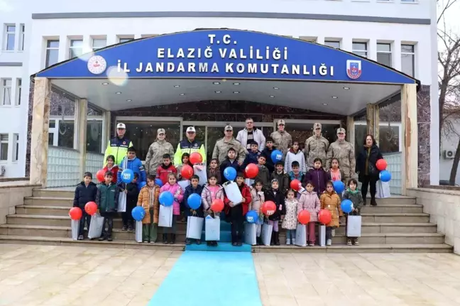 Elazığ'da Öğrenciler Jandarma ile Kitap Okudu