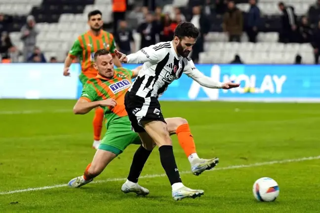 Beşiktaş ve Alanyaspor 1-1 Beraberlik ile İlk Yarıyı Tamamladı