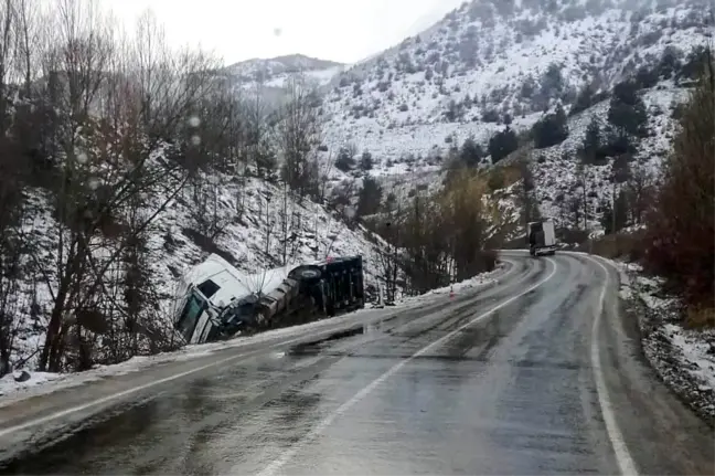 Gümüşhane'de LPG Yüklü Tankerle Tır Çarpıştı: 1 Yaralı