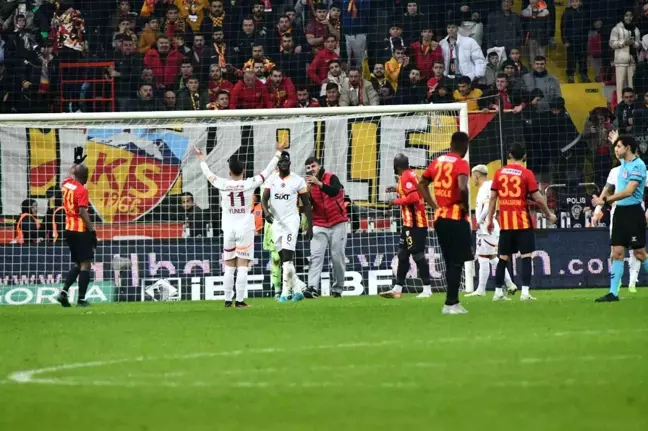 Kayserispor-Galatasaray Maçında Taraftarın Sahaya Girişi Olay Yarattı