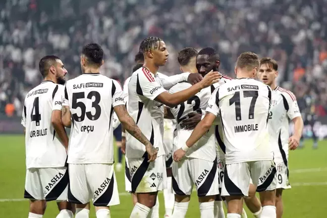 Beşiktaş Süper Lig'in İlk Yarısında İki Farklı Takım Gördü