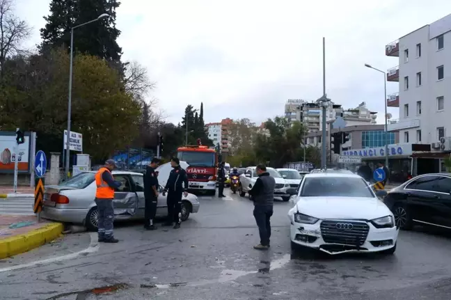 Antalya'da Yasaklı Kavşakta Trafik Kazası: 1 Yaralı