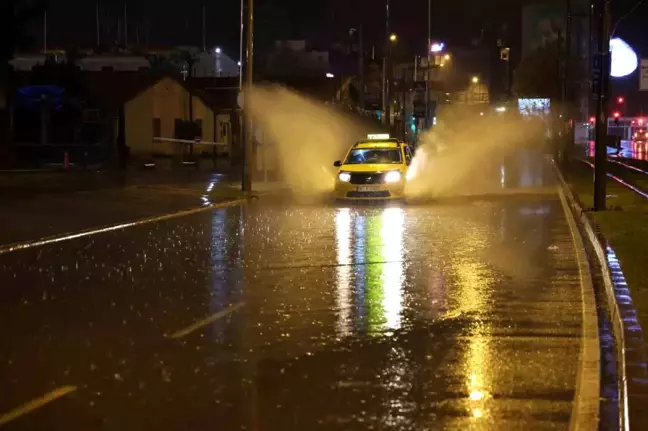 İzmir'de Yağmur Sebebiyle Trafikte Zorluklar