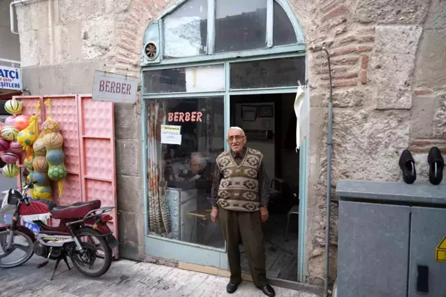 62 Yıldır Berberlik Yapan Hikmet Ertane'nin Hikayesi