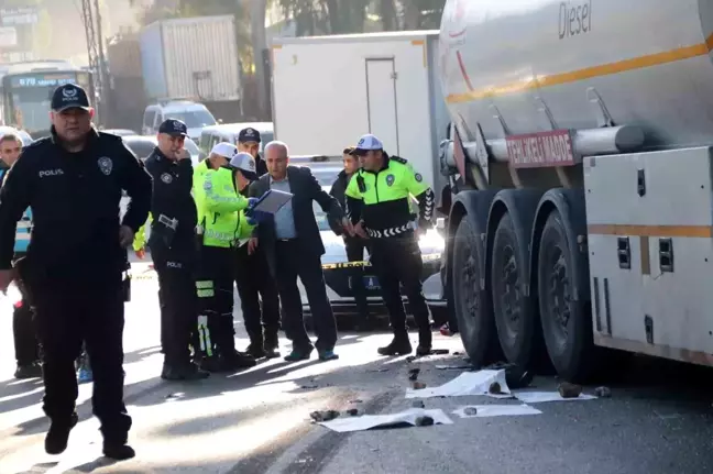 İzmir'de Öğrenci Servisi Tıra Çarptı: 1 Ölü, 1 Yaralı