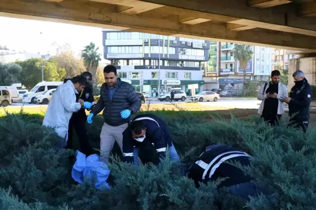 Antalya'da Üst Geçit Altında Ceset Bulundu