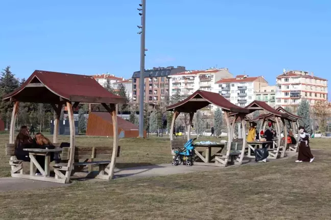 Eskişehir'de Yılbaşı Kar Yok, Güneşli Hava Endişe Veriyor