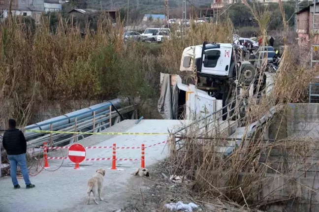 Antakya'da Hafriyat Kamyonu Köprü Çöktü, Sürücü Yaralandı