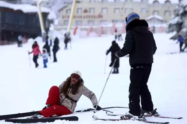 Uludağ'da Kayak Keyfi: Acemi Kayakçıların Kazaları Gülümsetti