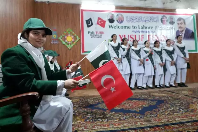 Milli Eğitim Bakanı Tekin, Pakistan'da Kinnaird Kız Lisesi'ni Ziyaret Etti