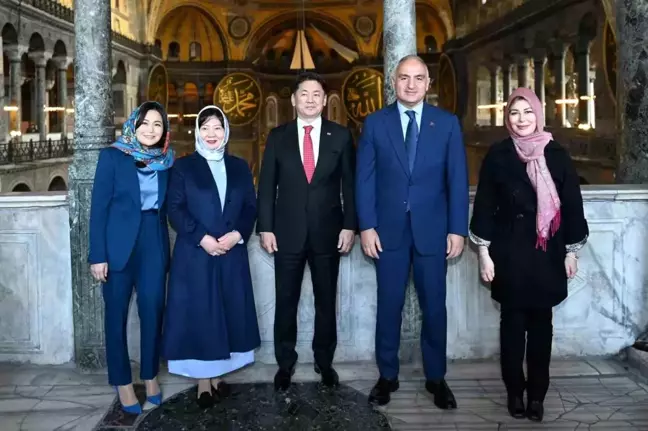 Bakan Ersoy, Moğolistan Cumhurbaşkanı ile İstanbul'un Tarihi Mekanlarını Ziyaret Etti