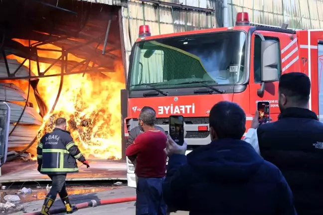 Adana'da Geri Dönüşüm Fabrikasında Yangın: Vatandaşlardan Canlı Yayın