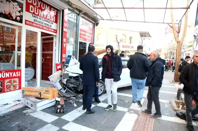 Siverek'te Otomobil Kaldırımda Yürüyen Baba ve Oğluna Çarptı