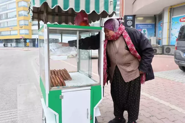 58 Yaşındaki Menekşe Teyze, Evinin Geçimine Simit Satarak Katkı Sağlıyor