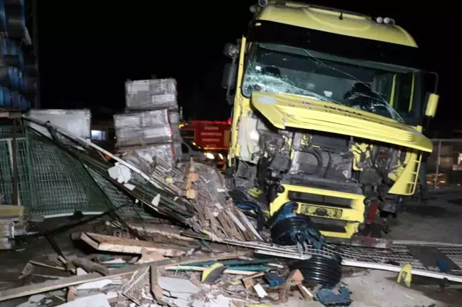 Amasya'da Tır Inşaat Malzemeleri Dükkanına Daldı