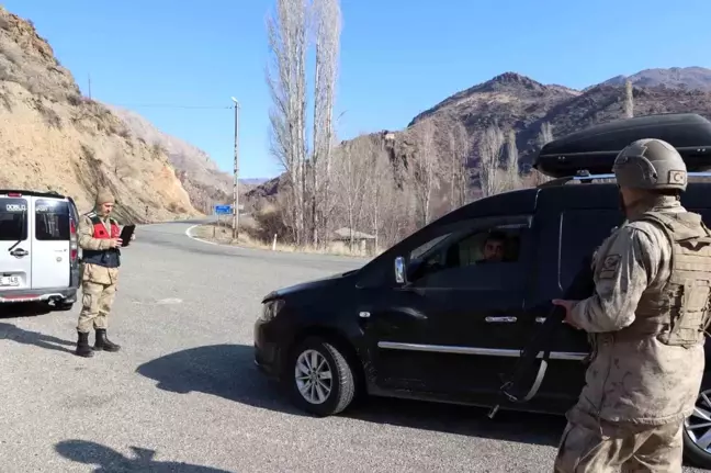 Erzurum'un Olur İlçesinde Jandarma Güvenlik Kontrollerini Sürdürüyor