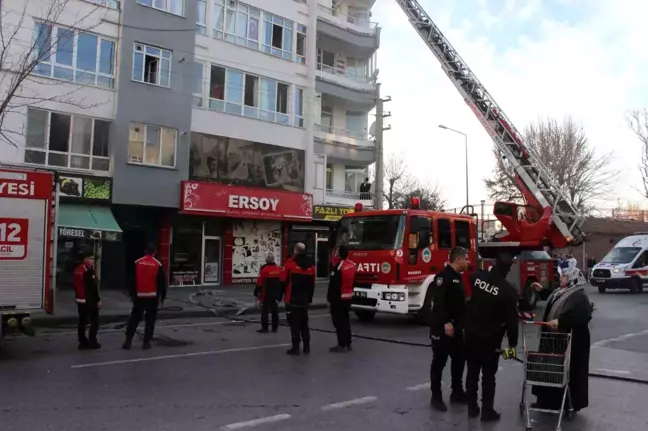 Kayseri'de 4 Katlı Binada Yangın: Mahsur Kalanlar Var