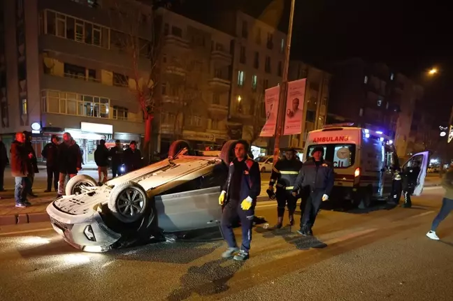 Iğdır'da Park Halindeki Araca Çarpan Otomobil Devrildi