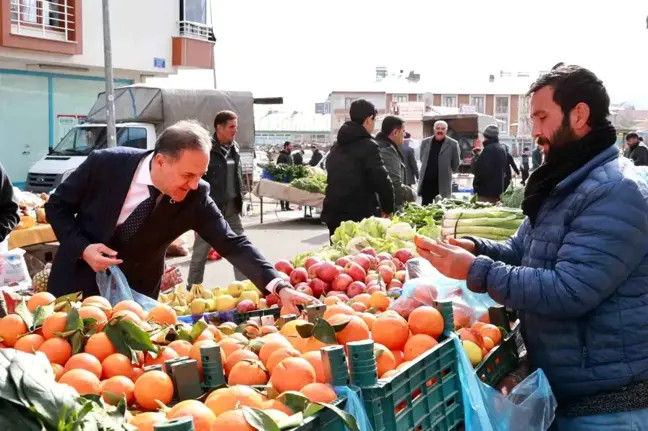 Vali Usta pazara indi, esnaf ve vatandaşla sohbet edip alışveriş yaptı