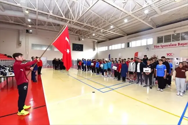 Osmaniye'de Gençler Badminton Grup Müsabakaları Başladı