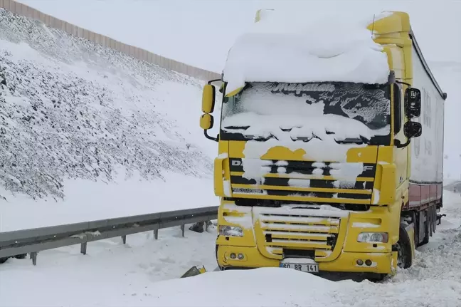 Erzincan'da Kar Yağışı Ulaşımı Olumsuz Etkiledi