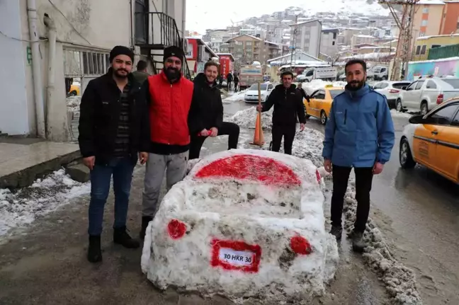 Hakkari'de Esnaf Kardan Araba Yaptı