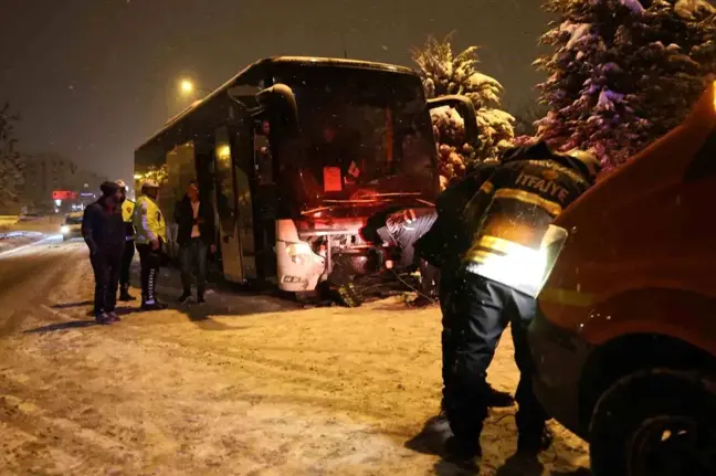 Nevşehir'de Yolcu Otobüsü ile Otomobil Çarpıştı