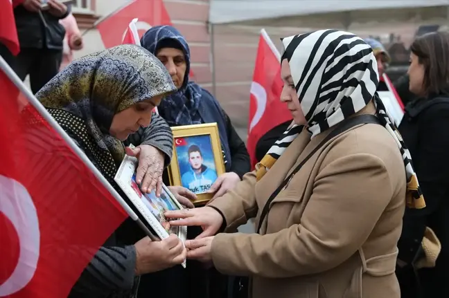 Hizmet-İş Sendikasından oturma eylemi yapan Diyarbakır annelerine destek ziyareti